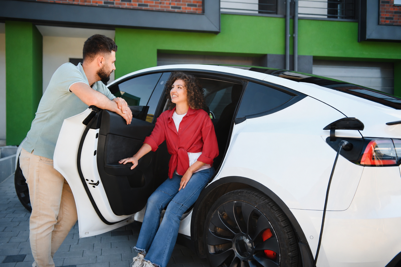 Couple-with-electric-car.png