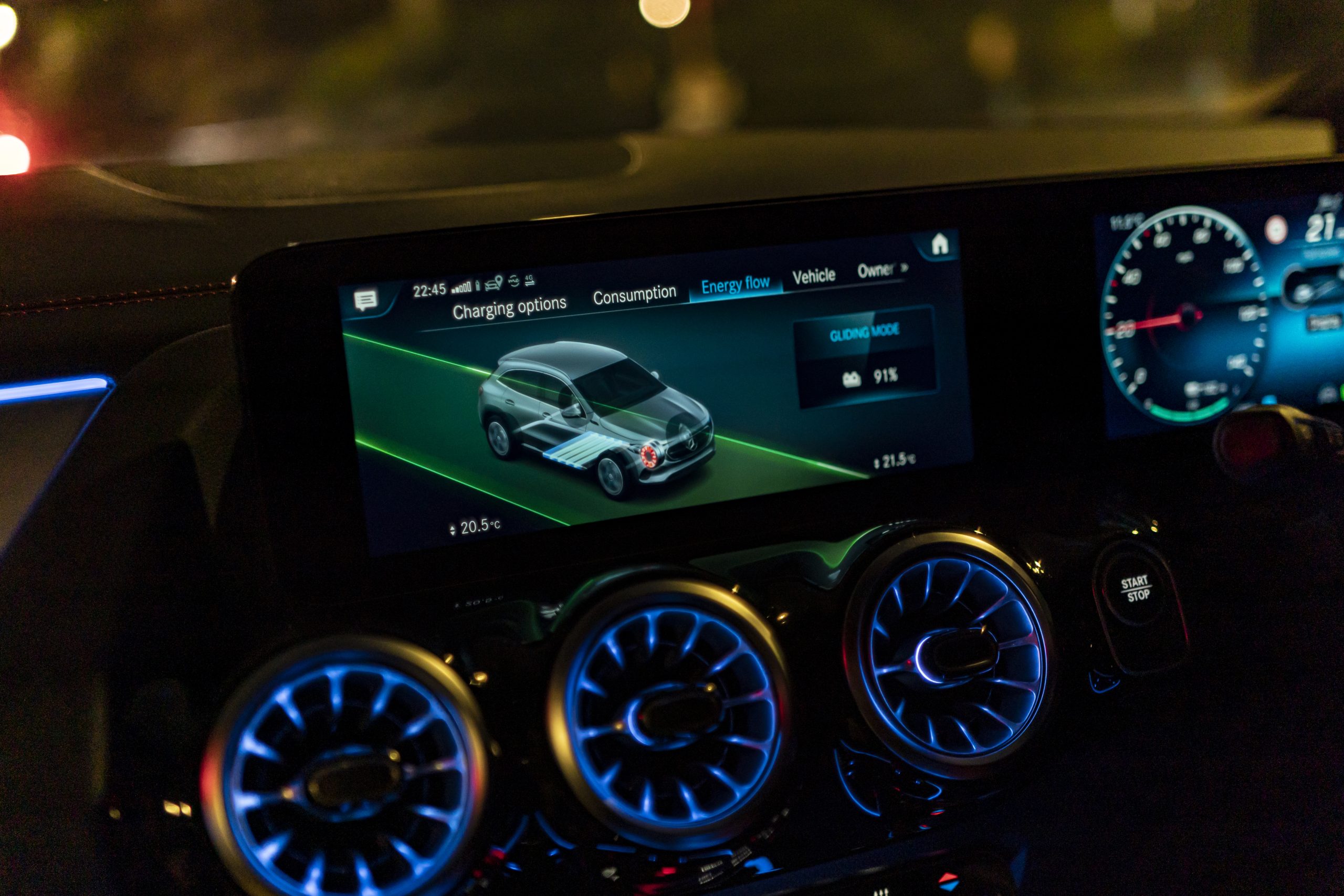Energy flow and consumption display on the central console of the Mercedes EQA